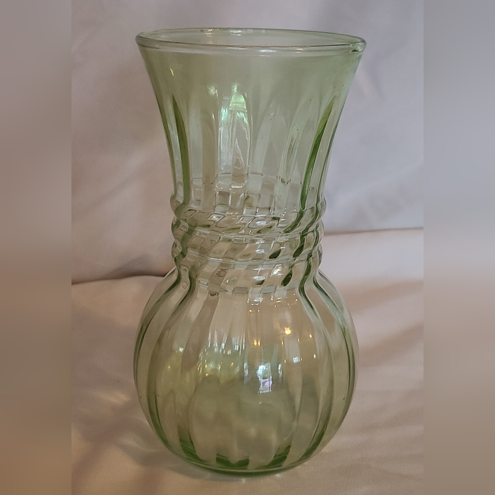 1970's Optic Swirl Bud Vase: Anchor Hocking